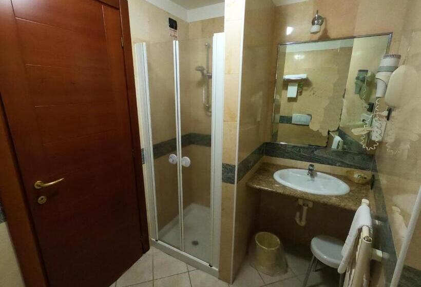 اتاق لوکس, Ungheria Varese 1946