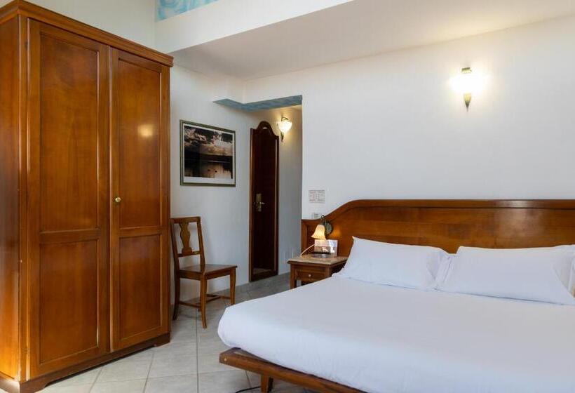 اتاق لوکس, Ungheria Varese 1946