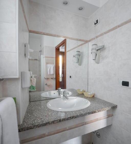 اتاق استاندارد, Ungheria Varese 1946