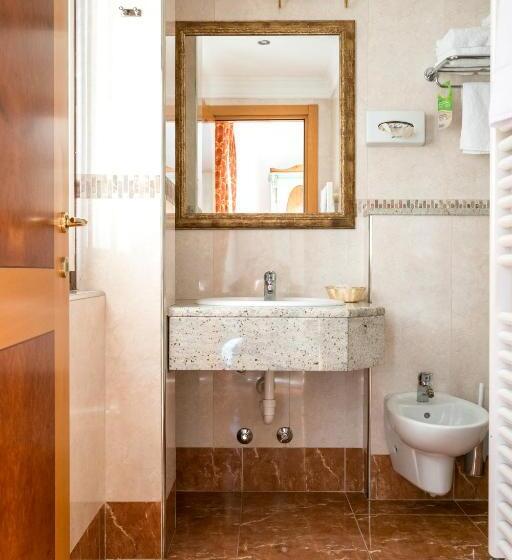 اتاق لوکس, Ungheria Varese 1946