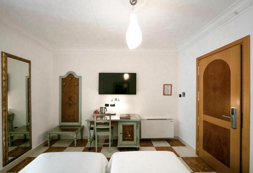 اتاق لوکس, Ungheria Varese 1946