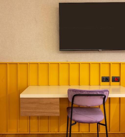 استودیو استاندارد با تخت کینگ, Ungheria Varese 1946