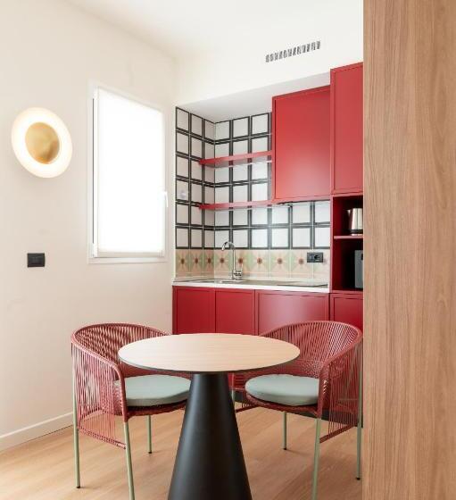 استودیو استاندارد با تخت کینگ, Ungheria Varese 1946