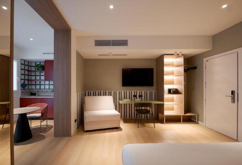 استودیو خانوادگی, Ungheria Varese 1946