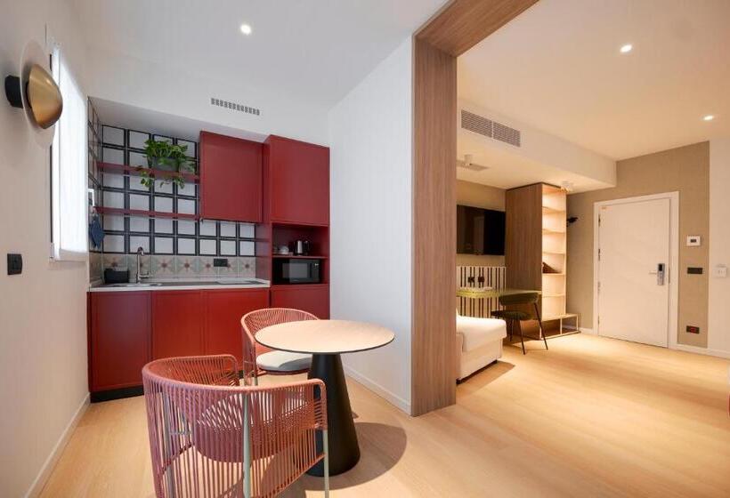 استودیو خانوادگی, Ungheria Varese 1946