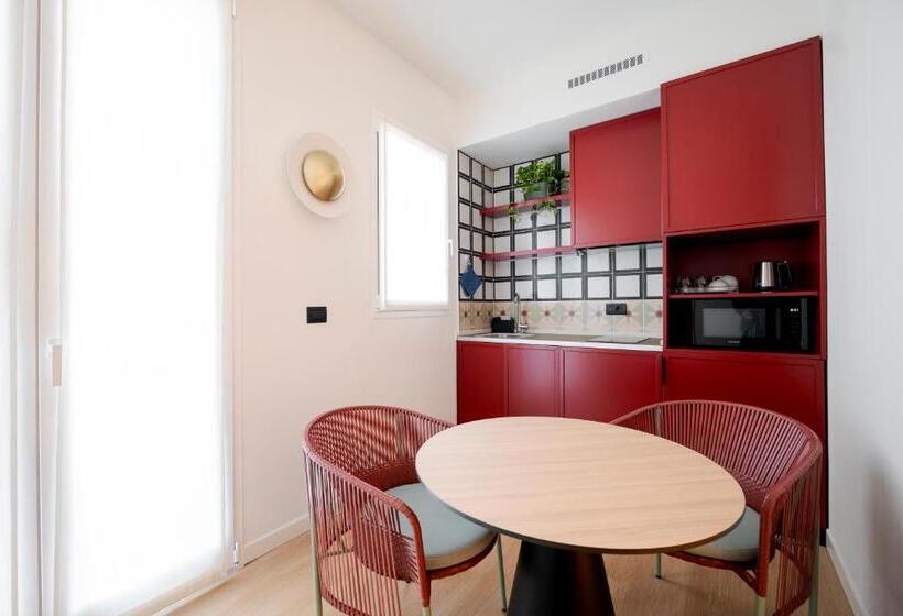 استودیو خانوادگی, Ungheria Varese 1946