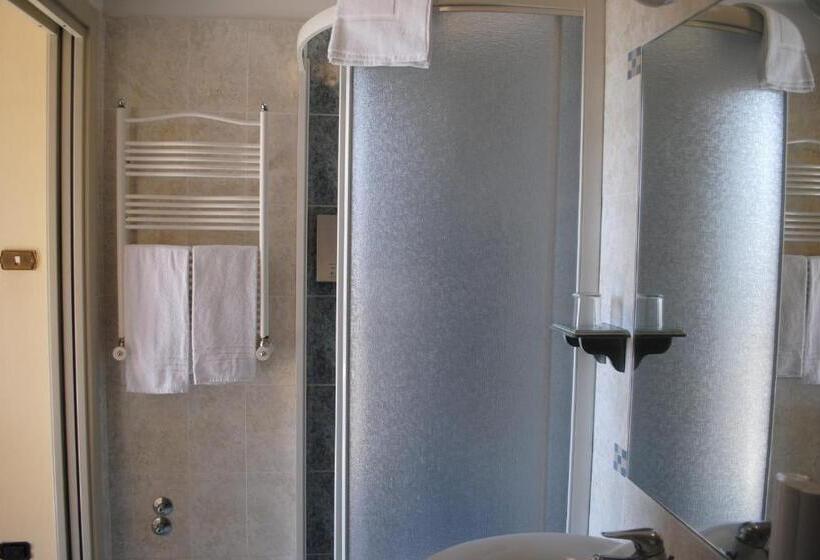 اتاق استاندارد چهارنفره با بالکن, Villa Tina