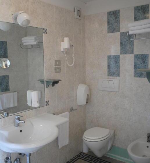 اتاق لوکس با بالکن, Villa Tina