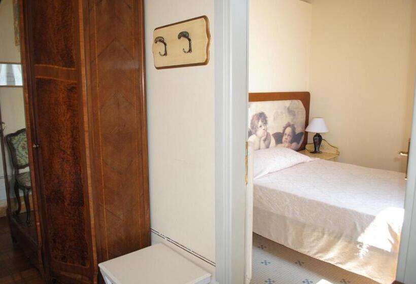 اتاق لوکس با بالکن, Villa Tina