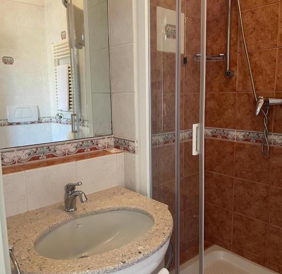 اتاق لوکس با چشم‌انداز دریا, Villa Tina