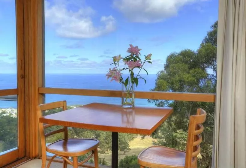 スタンダードスタジオ, Chris S Beacon Point Restaurant & Villas