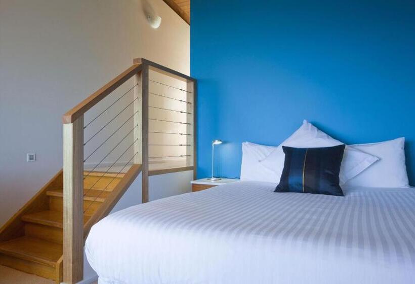 スタンダードスタジオ, Chris S Beacon Point Restaurant & Villas