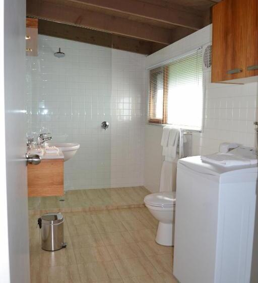 スタンダードスタジオ, Chris S Beacon Point Restaurant & Villas