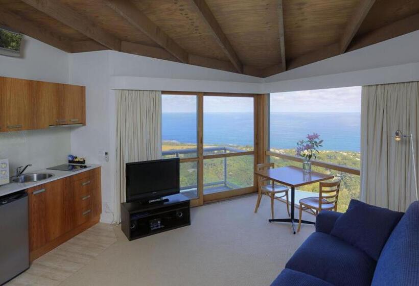 スタンダードスタジオ, Chris S Beacon Point Restaurant & Villas