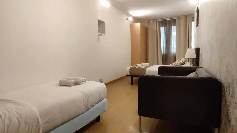 トリプルクラシックルーム, Guest House Barcelona Bruc
