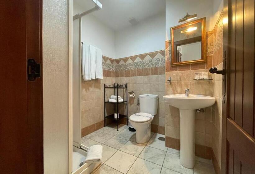 חדר סטנדרט לשלושה, Al Andalus