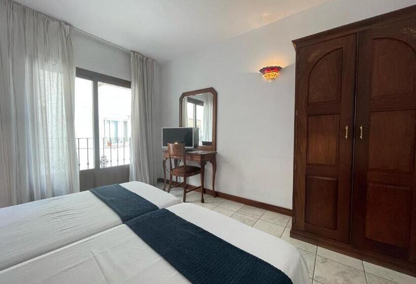 חדר סטנדרט לשלושה, Al Andalus