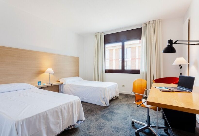 غرفة قياسية, Checkin Montserrat