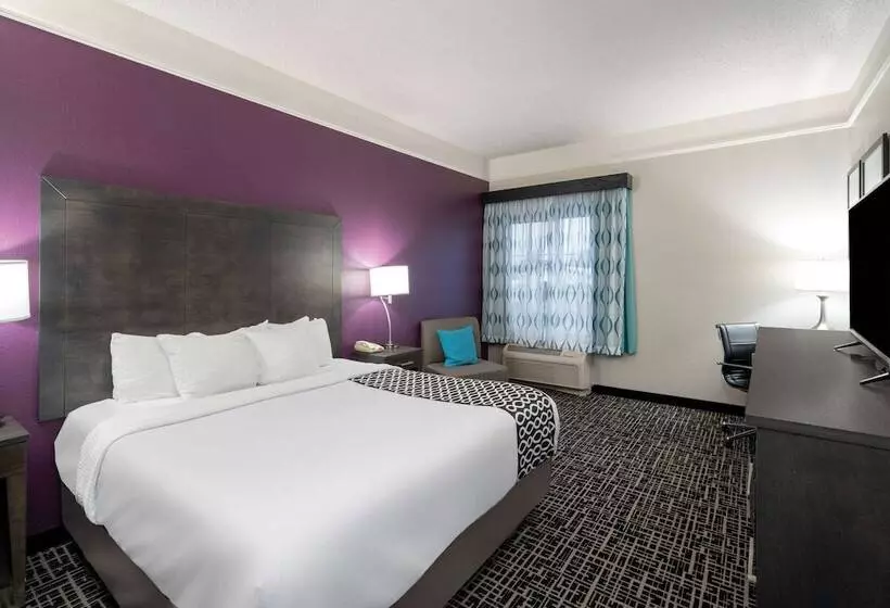 اتاق استاندارد با تخت بزرگ برای معلولان, La Quinta By Wyndham Latham Albany Airport