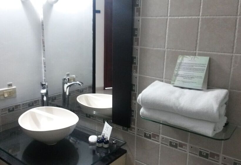 غرفة قياسية ثلاثية, Mediterraneo