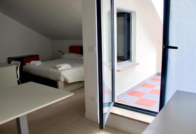 إستوديو قياسى مزودة بتراس, Sph