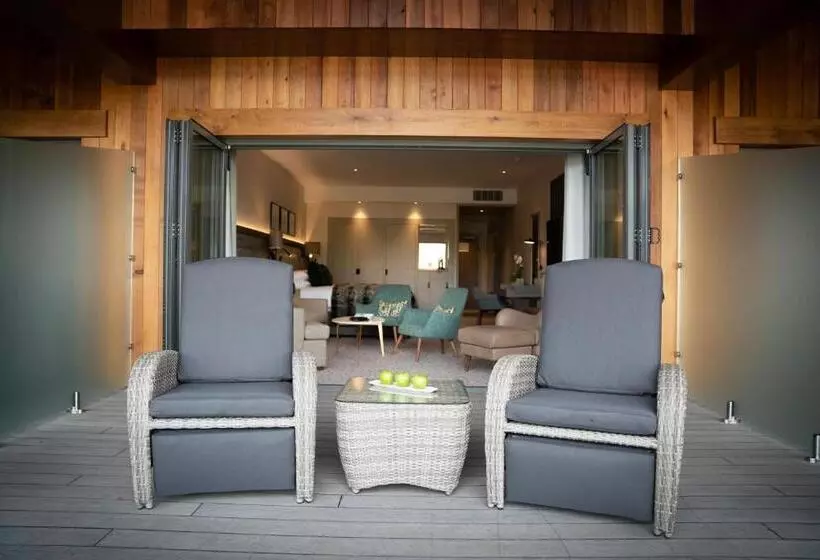 デラックススイート, Lodore Falls Hotel & Spa