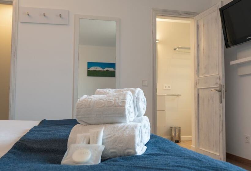 Family Suite, Colonial