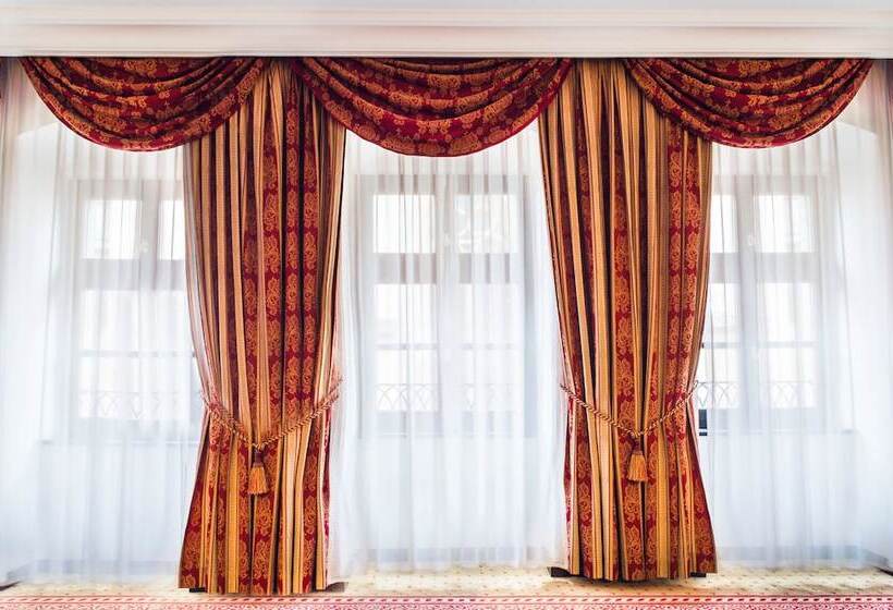 اتاق اجرایی, Arcadia Boutique