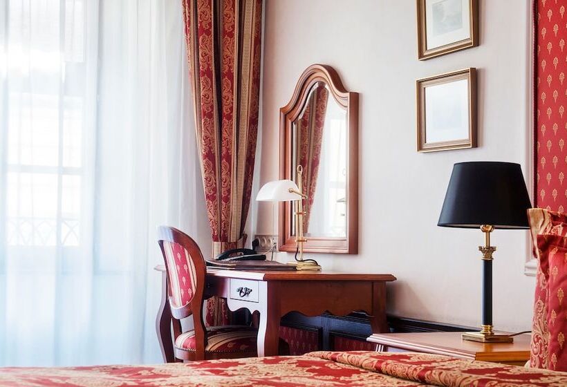 اتاق خانوادگی, Arcadia Boutique