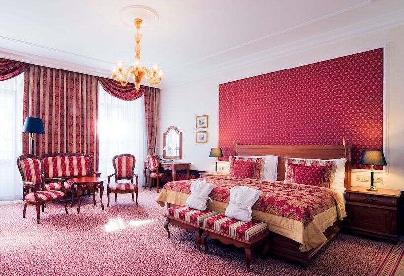 اتاق خانوادگی, Arcadia Boutique