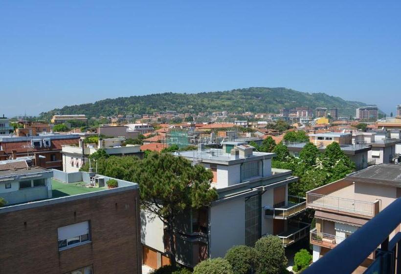 스탠다드 트리플 룸, Capitol