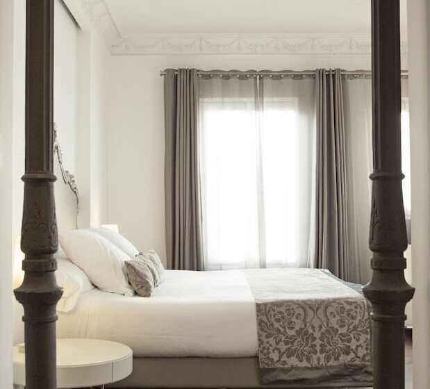 Quarto Deluxe, Hospes Puerta De Alcalá, A Member Of Design Hotels