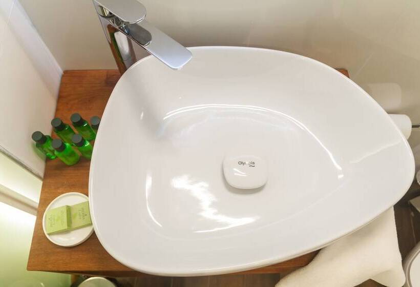 استودیوی استاندارد, Hugo