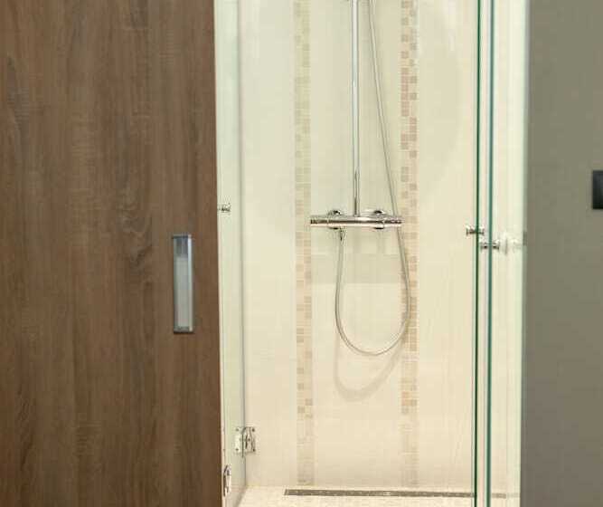 استودیوی استاندارد, Hugo