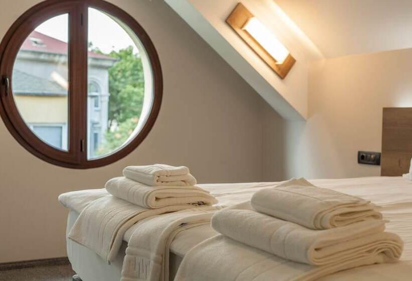 استودیوی استاندارد, Hugo