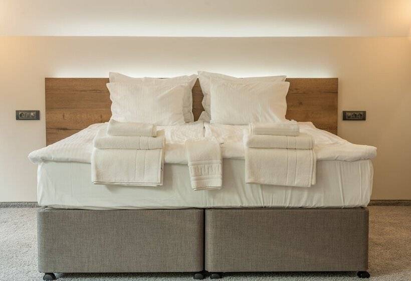 استودیوی استاندارد, Hugo