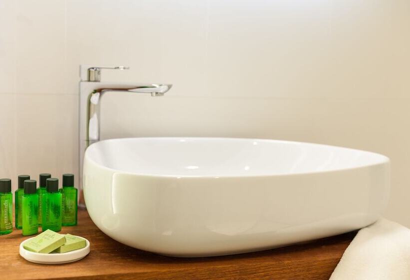 اتاق خانوادگی, Hugo