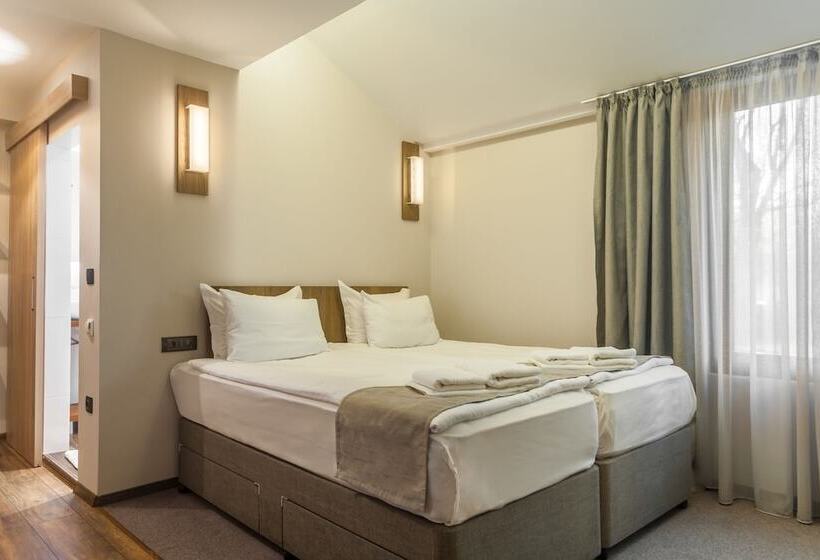 اتاق خانوادگی, Hugo