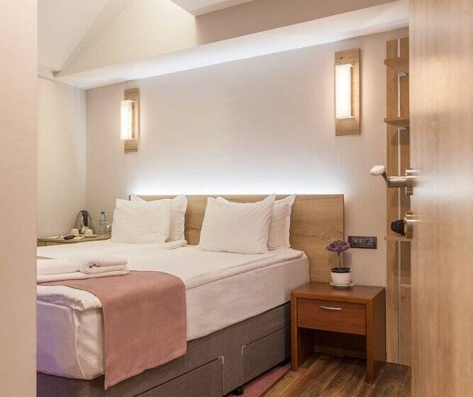 اتاق خانوادگی, Hugo