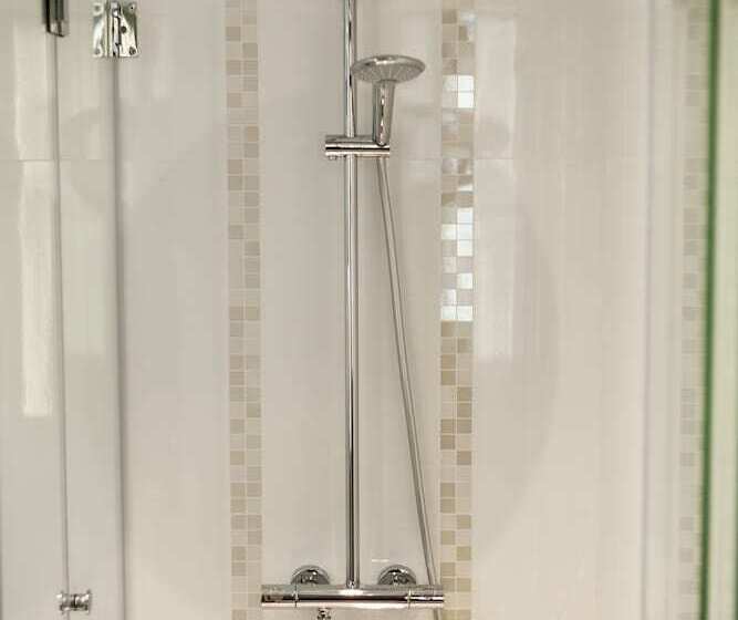 اتاق لوکس, Hugo