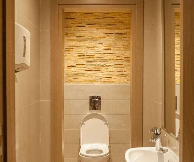 اتاق لوکس, Hugo