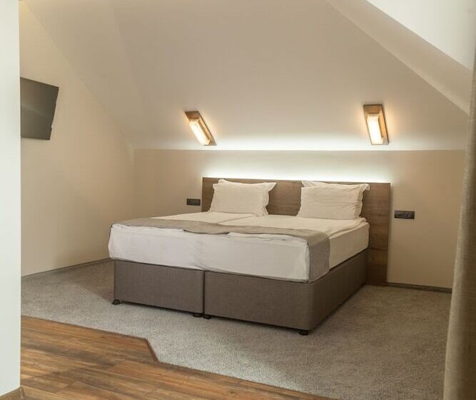 استودیوی استاندارد, Hugo