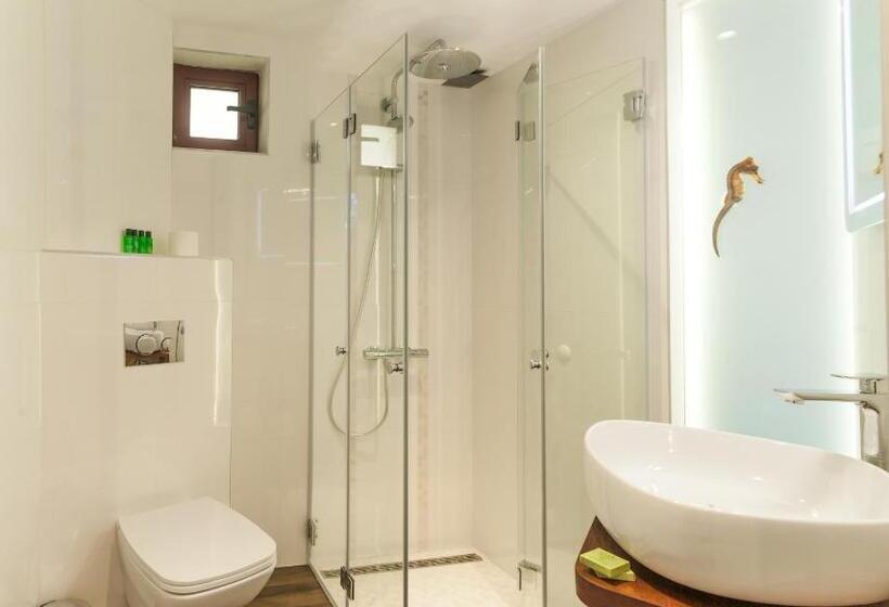 اتاق استاندارد, Hugo