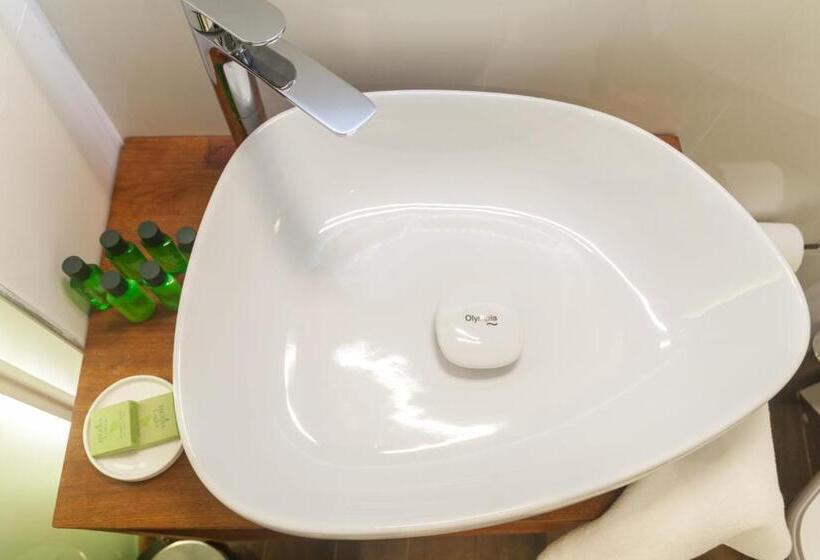 اتاق استاندارد, Hugo