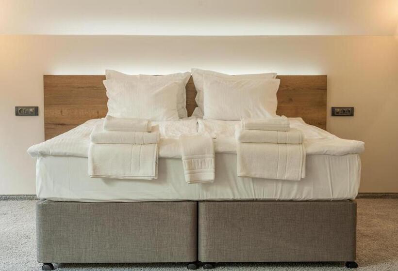 اتاق لوکس, Hugo