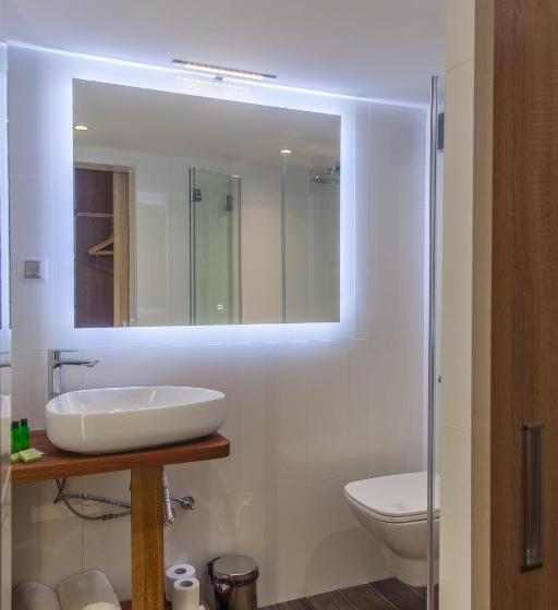 اتاق لوکس, Hugo