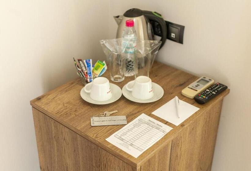 اتاق لوکس, Hugo