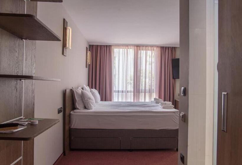 اتاق لوکس, Hugo