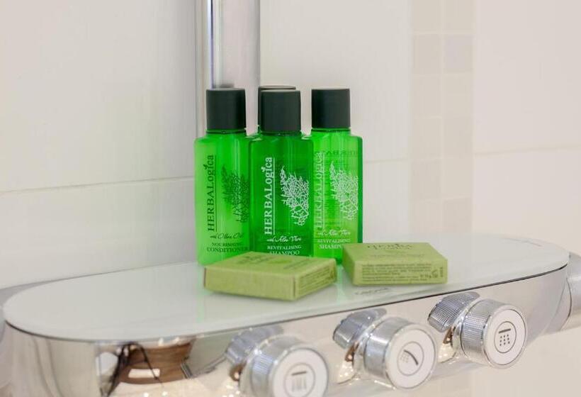 استودیوی استاندارد, Hugo