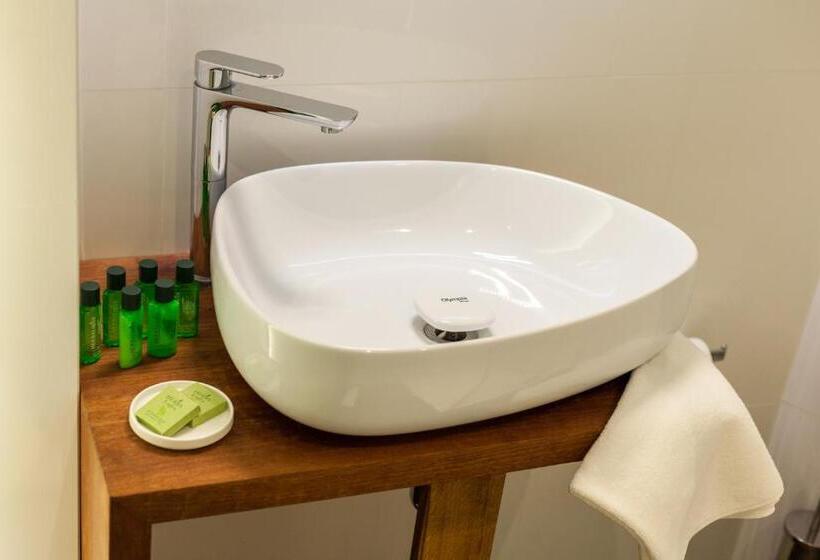 استودیوی استاندارد, Hugo